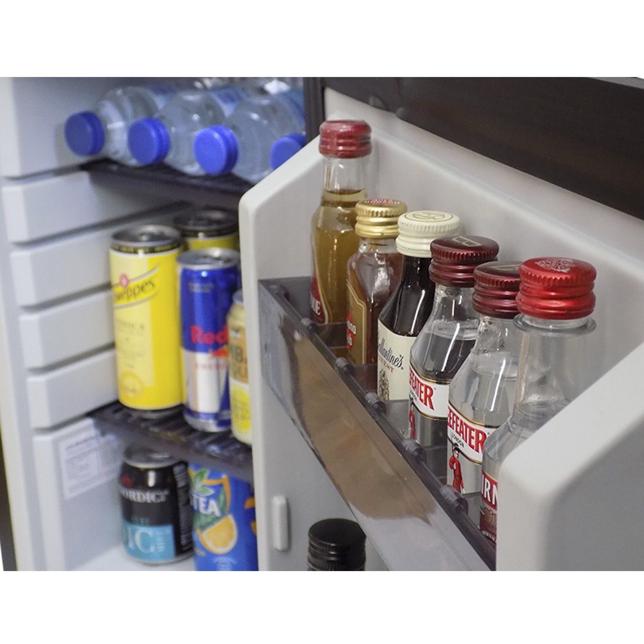 Contenido del minibar en un hotel